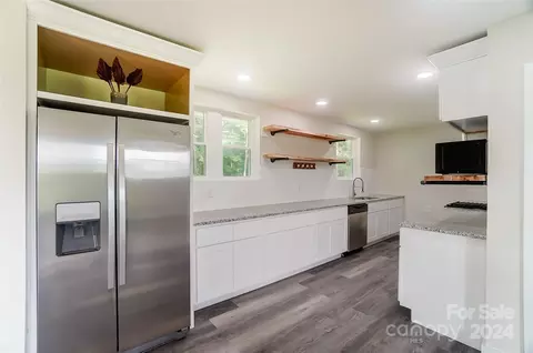 Kitchen - 2677 Mcilwain Rd, Lancaster, SC 29720 photo 2 of 3