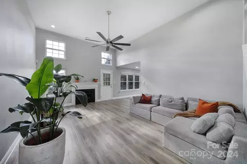 Living - 2011 Saye Brook Dr, Monroe, NC 28112 photo 2 of 5