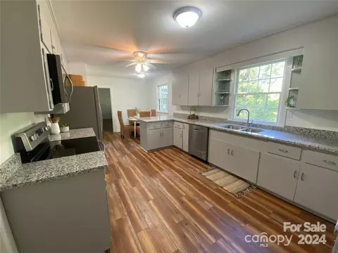 Kitchen - 1311 Evans Mill Rd, Pageland, SC 29728 photo 2 of 4