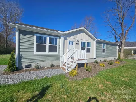 66 Long St, Waynesville, NC 28786