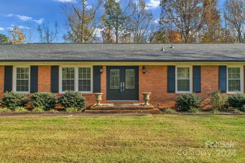 3704 Pinecrest Dr, Gastonia, NC 28056