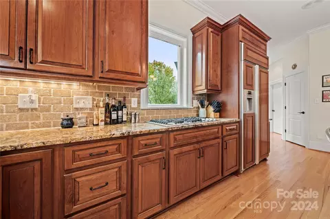 Kitchen - 18917 Peninsula Point Dr, Cornelius, NC 28031 photo 4 of 5