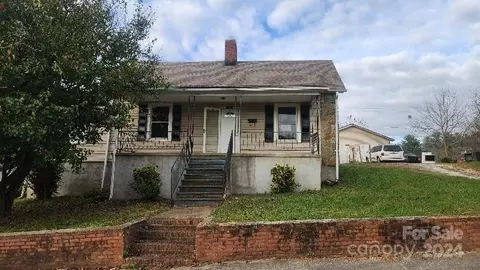 61 3rd St, Marion, NC 28752