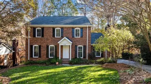 312 Foxfield Ln, Matthews, NC 28105
