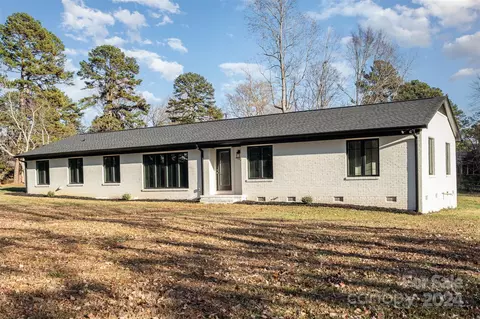 3700 Pinecrest Dr, Gastonia, NC 28056