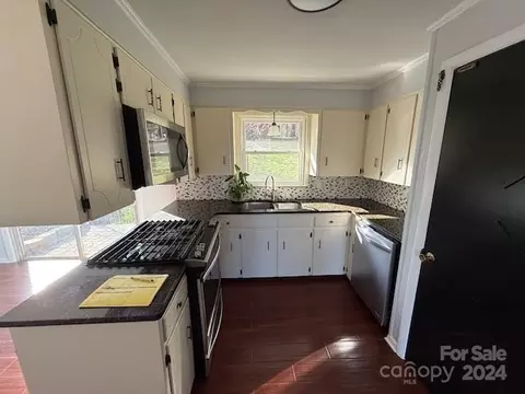 Kitchen - 2549 Cedar Valley Dr, Conover, NC 28613 photo 2 of 2
