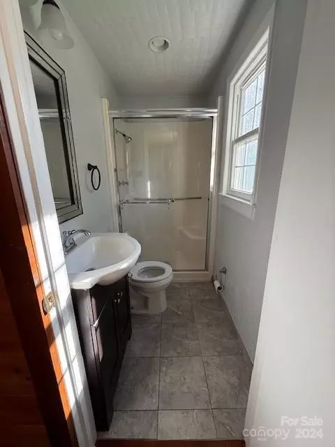 Bath - 2549 Cedar Valley Dr, Conover, NC 28613 photo 2 of 2