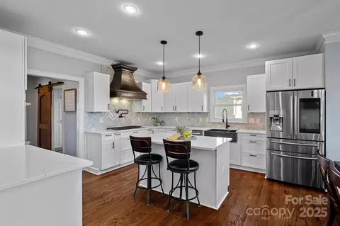 Kitchen - 18912 Peninsula Point Dr, Cornelius, NC 28031 photo 2 of 4