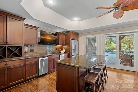 Kitchen - 18912 Peninsula Point Dr, Cornelius, NC 28031 photo 4 of 4