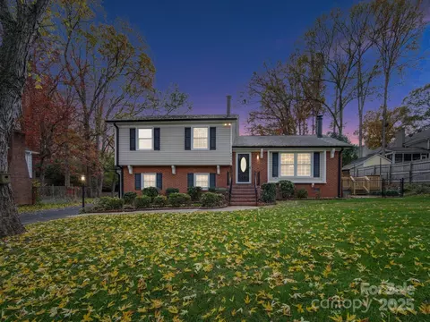 6815 Castlegate Dr, Charlotte, NC 28226