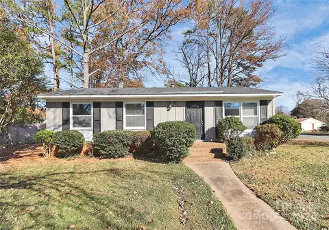 725 Lightspun Ln, Charlotte, NC 28216