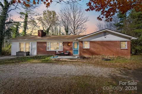 203 Red Bow Ln, Hendersonville, NC 28791