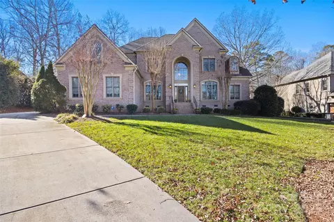 8221 Victoria Lake Dr, Waxhaw, NC 28173