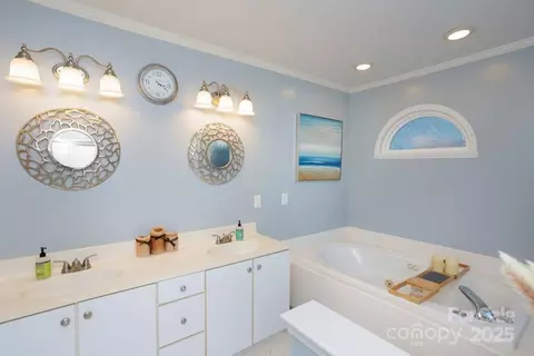 Bath - 215 Hobbs St, Davidson, NC 28036 photo 3 of 4