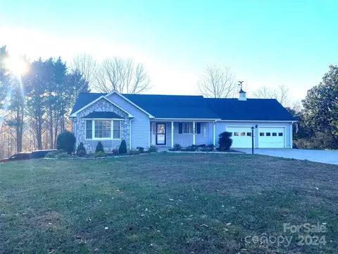 1106 Harrisburg Dr, Lenoir, NC 28645