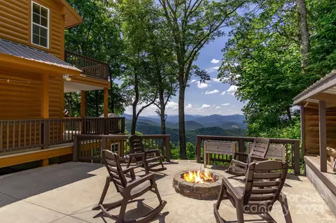 319 Hummingbird Ln, Spruce Pine, NC 28777
