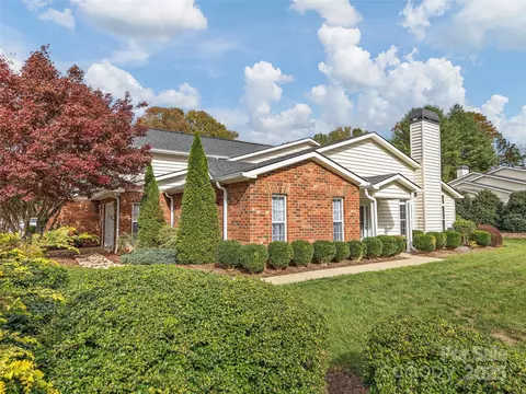34 Lake Pointe Cir, Hendersonville, NC 28792