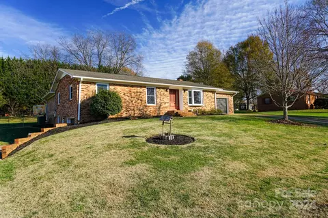 2514 Pinoak Dr, Hickory, NC 28602