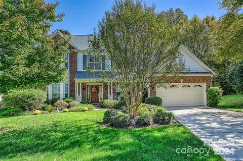 729 Meadow Lake Dr, Matthews, NC 28105