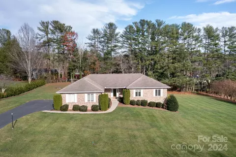 14 Beaumont Dr, Hendersonville, NC 28739
