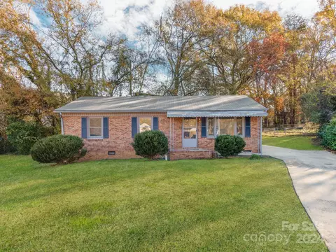 1006 Wooddale Ct, Dallas, NC 28034