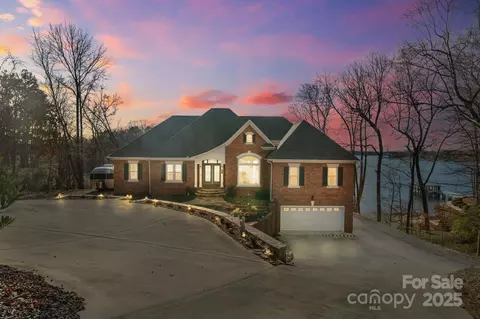 131 Point Of View Dr, Mooresville, NC 28117