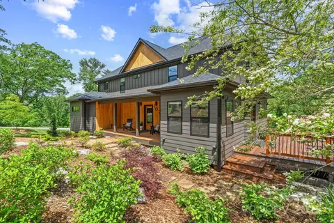 107 Beautyberry Dr, Asheville, NC 28801