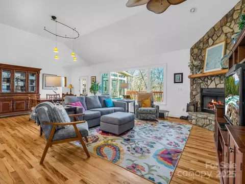 84 Usdasdi Dr, Brevard, NC 28712