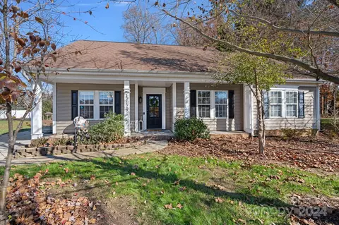 12128 Robins Nest Ln, Charlotte, NC 28269