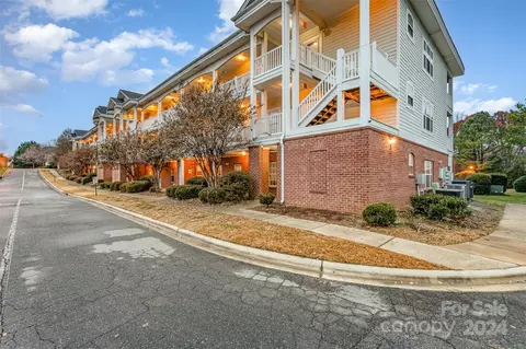 9267 Meadow Vista Rd, Charlotte, NC 28213