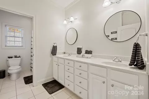 Bath - 209 9th Ne St NE, Conover, NC 28613 photo 4 of 4