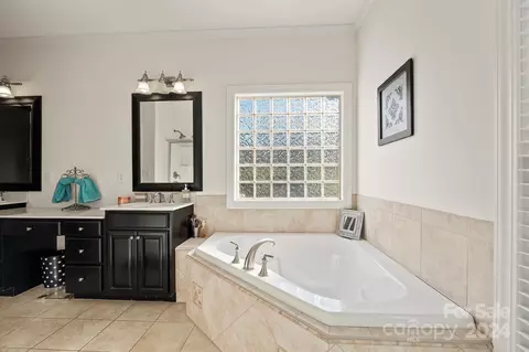 Bath - 209 9th Ne St NE, Conover, NC 28613 photo 1 of 4