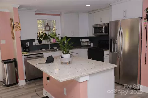 5824 Crossing King Dr, Charlotte, NC 28212