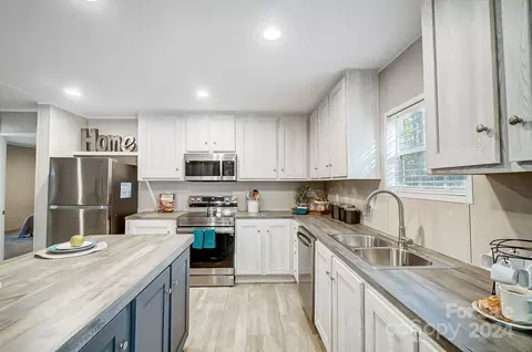 Kitchen - 1860 Bascom Ln, Midland, NC 28107 photo 3 of 5