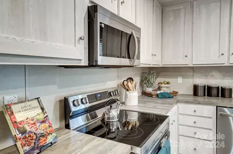 Kitchen - 1860 Bascom Ln, Midland, NC 28107 photo 4 of 5