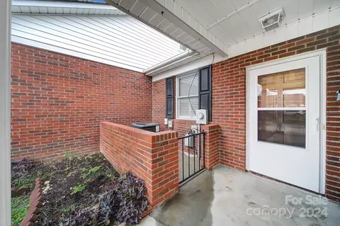 Exterior - 19974 Oak Leaf Cir, Cornelius, NC 28031 photo 2 of 2