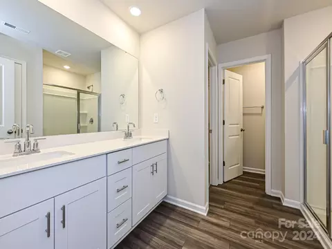 Bath - 1271 31st Ne St NE, Conover, NC 28613 photo 3 of 4