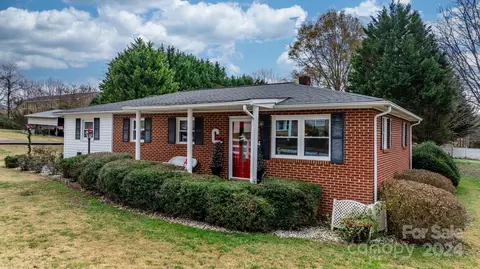105 Phoenix Dr, Morganton, NC 28655