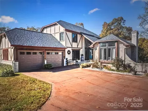 1525 Stout Manor Dr, Yadkinville, NC 27055