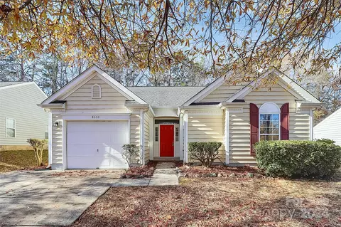 8604 Warwick Crest Ln, Charlotte, NC 28215