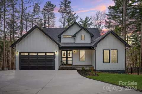101 Laura Trce, Hendersonville, NC 28792