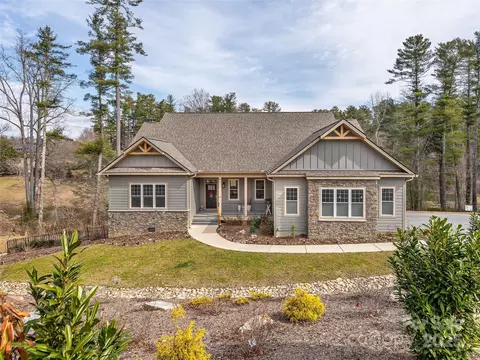 91 Beaumont Dr, Hendersonville, NC 28739