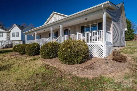 2051 Gary Ln, Hickory, NC 28602 photo 2