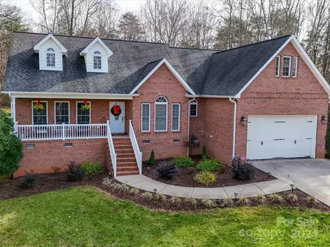 142 Forest Creek Dr, Statesville, NC 28625