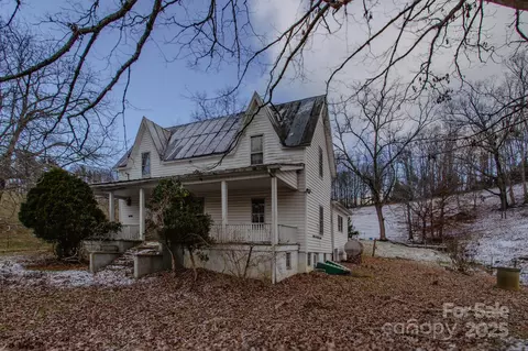 98 Blackberry Ln, Bakersville, NC 28705