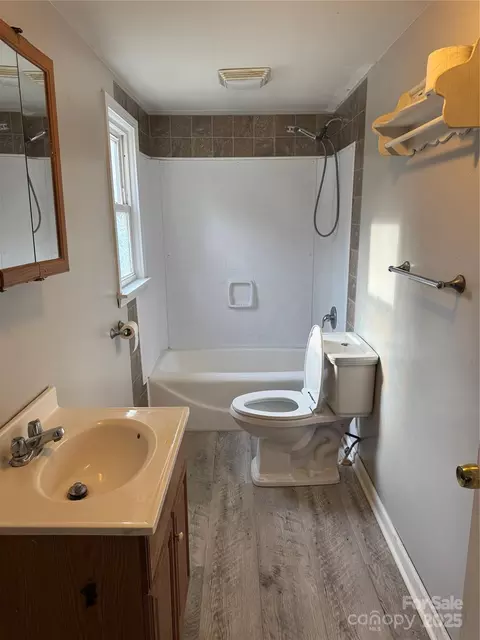 Bath - 309 W Ruby W Ave W, Gastonia, NC 28052 photo 2 of 2