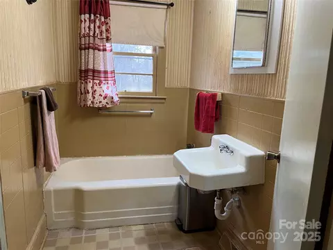 Bath - 104 Reece Rd, Morganton, NC 28655 photo 1 of 2