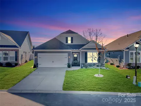 63 Fox Cove Rd, Hendersonville, NC 28792