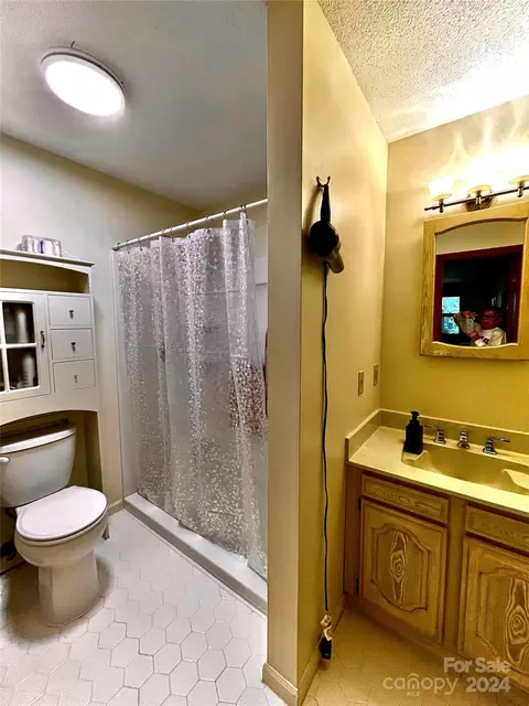 Bath - 585 Nottingham Rd, Brevard, NC 28712 photo 1 of 2