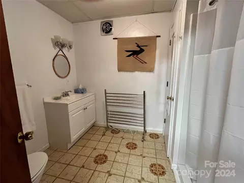 Bath - 585 Nottingham Rd, Brevard, NC 28712 photo 2 of 2
